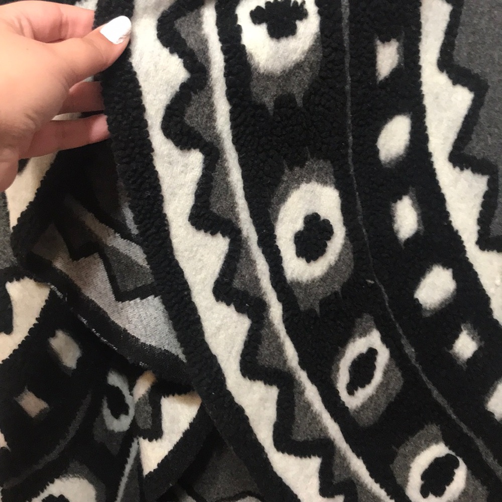 Patterned Wool Style Black and Gray Vest - Picture 3 of 5